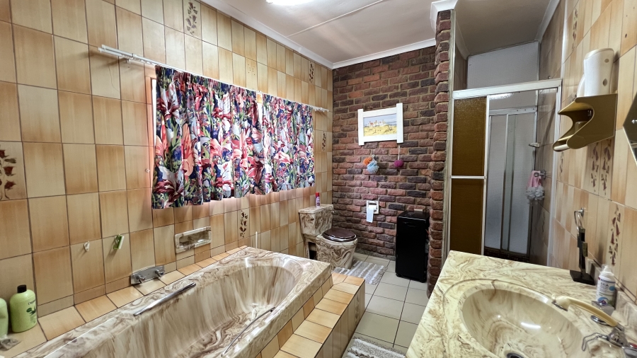 4 Bedroom Property for Sale in Helikonpark Gauteng