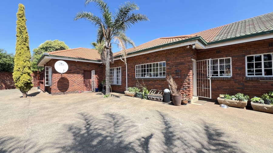 4 Bedroom Property for Sale in Helikonpark Gauteng