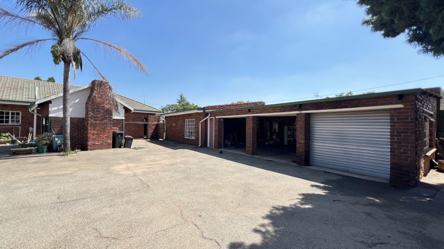 4 Bedroom Property for Sale in Helikonpark Gauteng