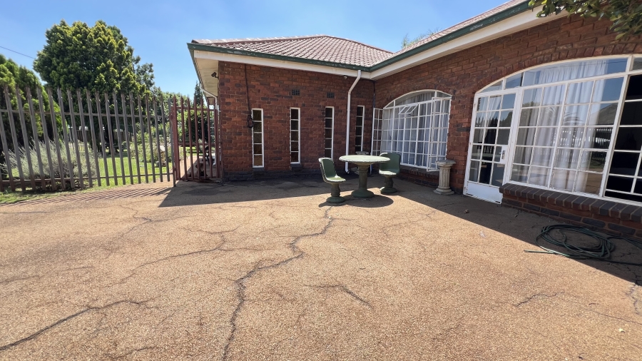 4 Bedroom Property for Sale in Helikonpark Gauteng