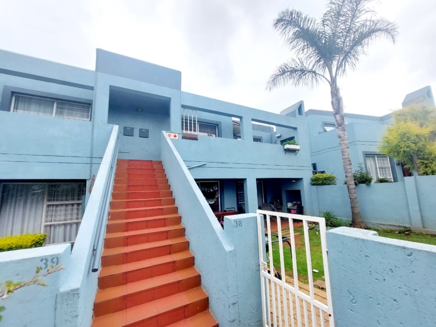 2 Bedroom Property for Sale in Weltevreden Park Gauteng