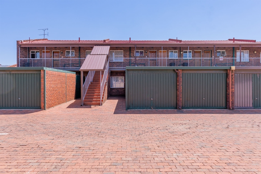 2 Bedroom Property for Sale in Dayanglen Gauteng