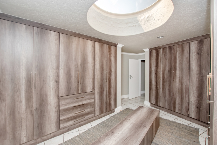 4 Bedroom Property for Sale in Sonneveld Gauteng