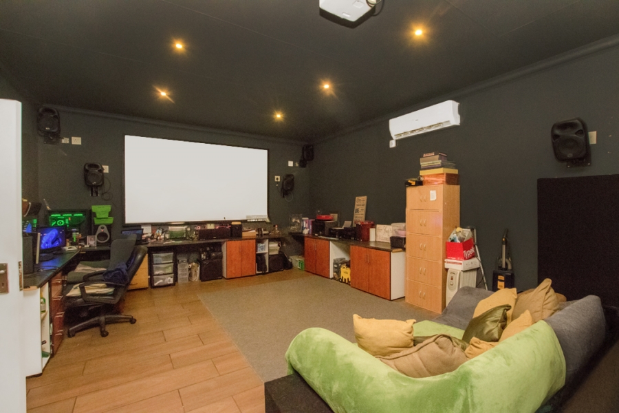 5 Bedroom Property for Sale in Radiokop Gauteng