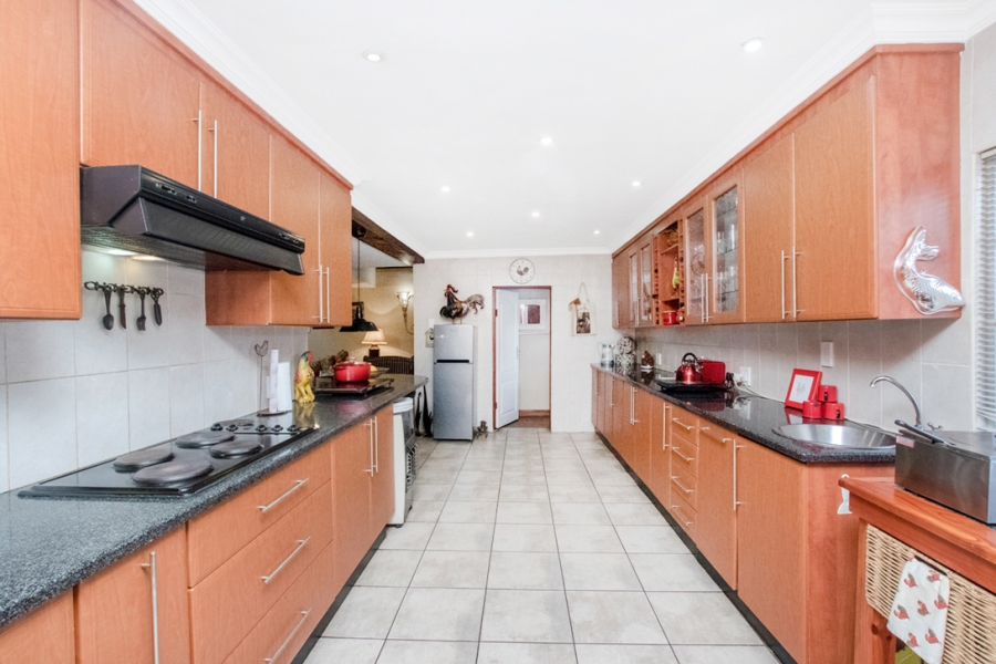 5 Bedroom Property for Sale in Radiokop Gauteng