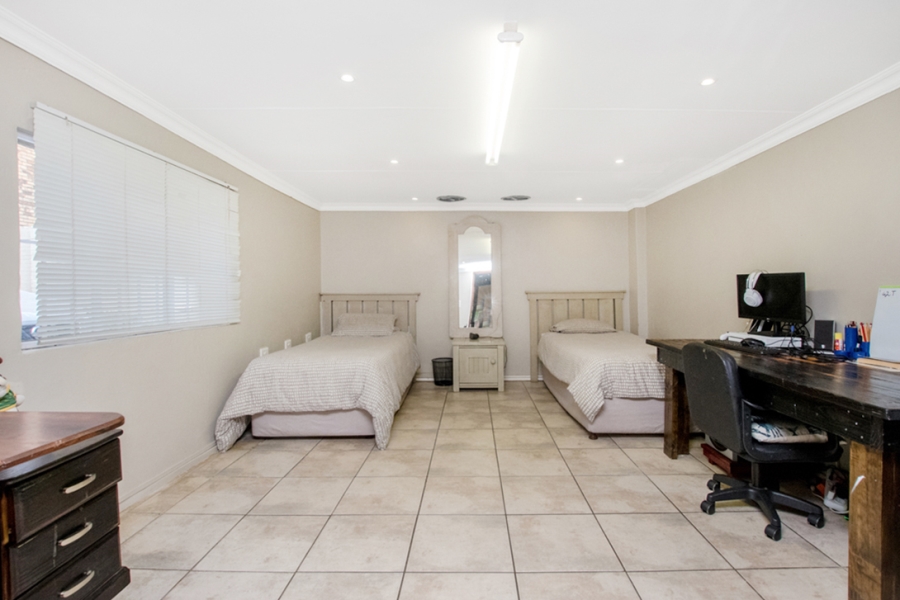 5 Bedroom Property for Sale in Radiokop Gauteng