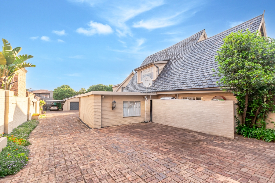 5 Bedroom Property for Sale in Radiokop Gauteng