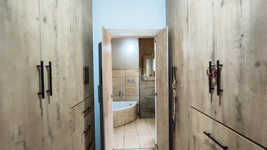 4 Bedroom Property for Sale in Farrarmere Gauteng