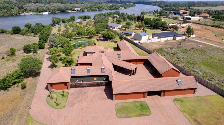 5 Bedroom Property for Sale in Marlbank Gauteng