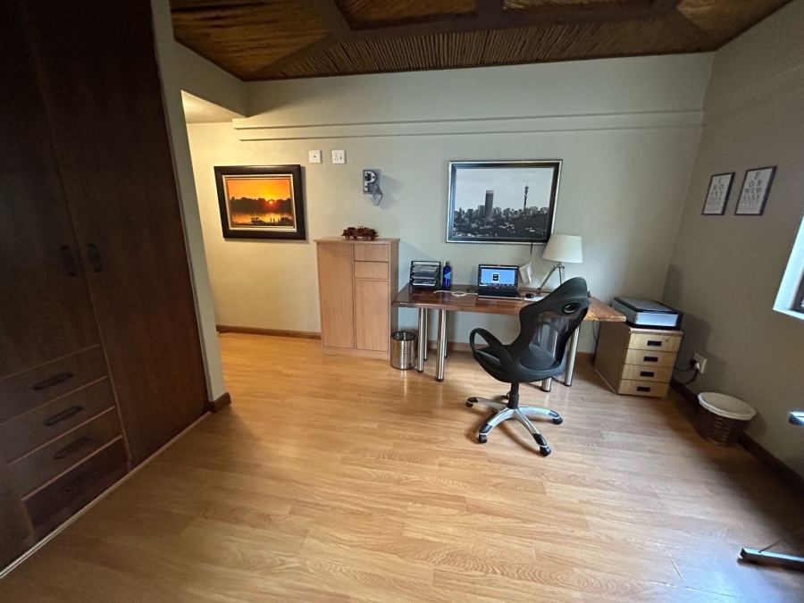 5 Bedroom Property for Sale in Featherbrooke Estate Gauteng