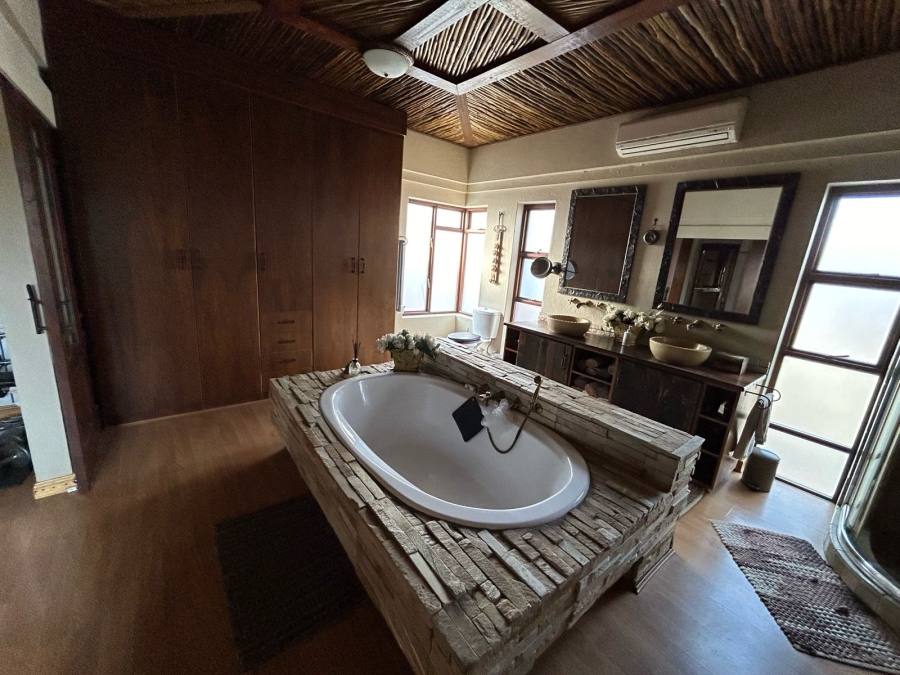 5 Bedroom Property for Sale in Featherbrooke Estate Gauteng