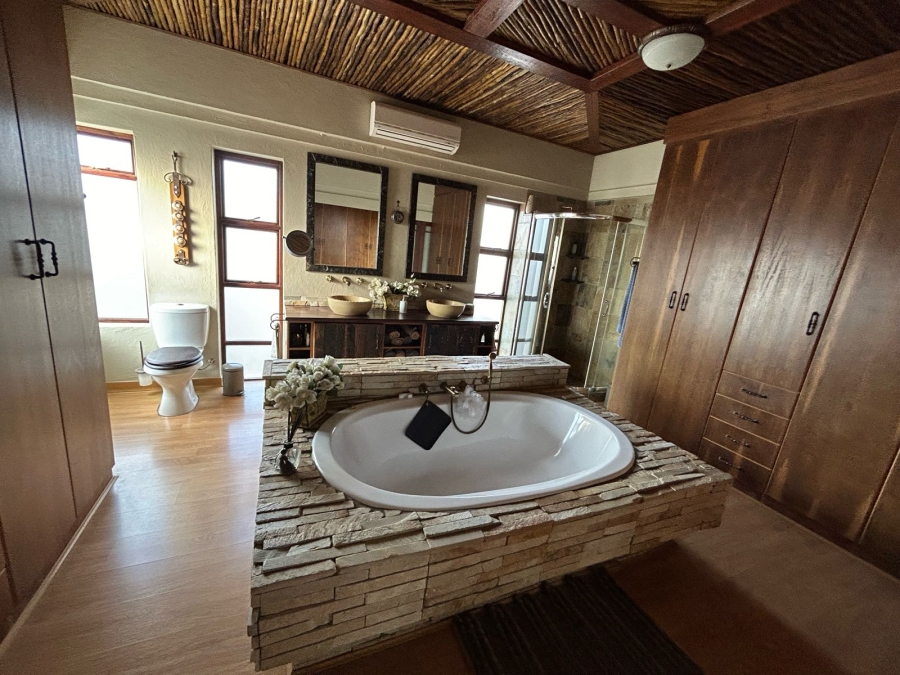 5 Bedroom Property for Sale in Featherbrooke Estate Gauteng