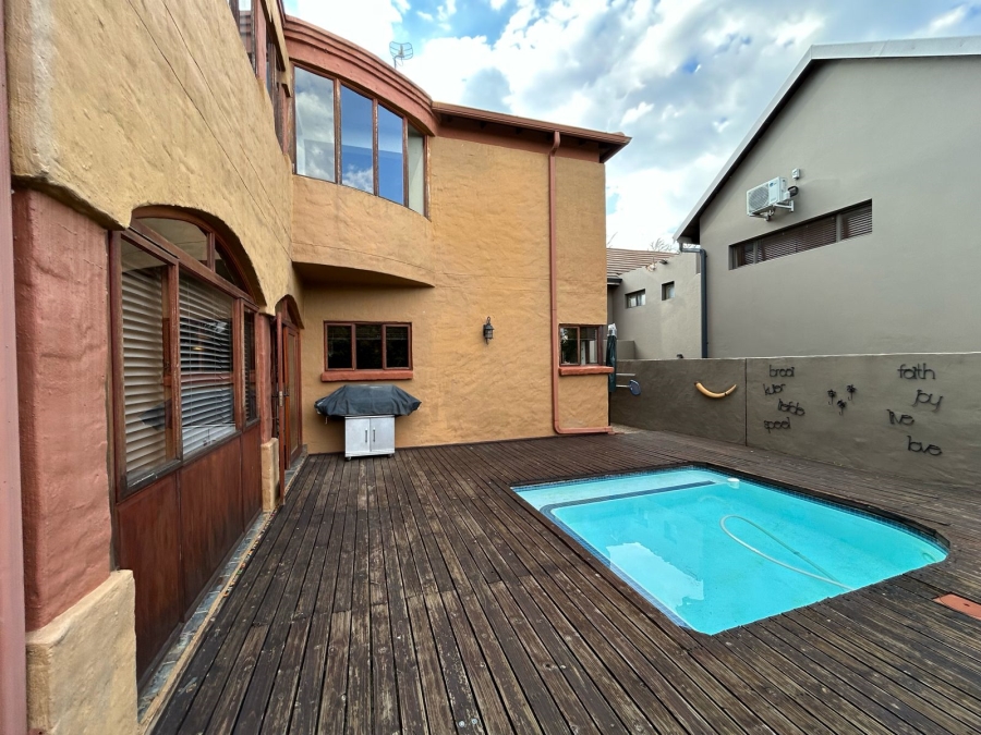 5 Bedroom Property for Sale in Featherbrooke Estate Gauteng