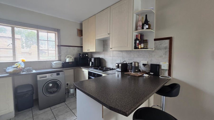 To Let 2 Bedroom Property for Rent in Die Hoewes Gauteng