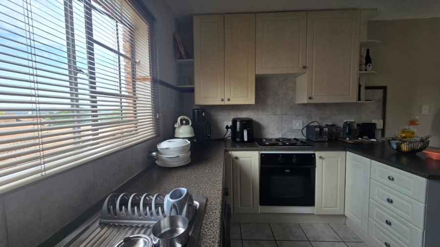 To Let 2 Bedroom Property for Rent in Die Hoewes Gauteng