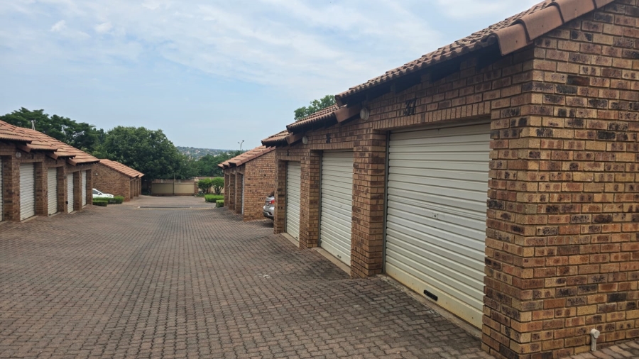 To Let 2 Bedroom Property for Rent in Die Hoewes Gauteng