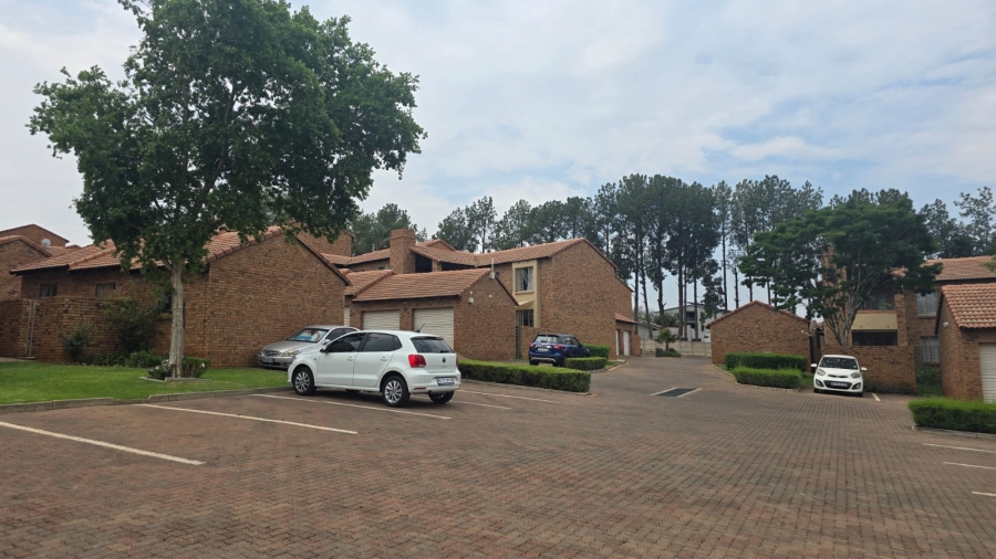 To Let 2 Bedroom Property for Rent in Die Hoewes Gauteng