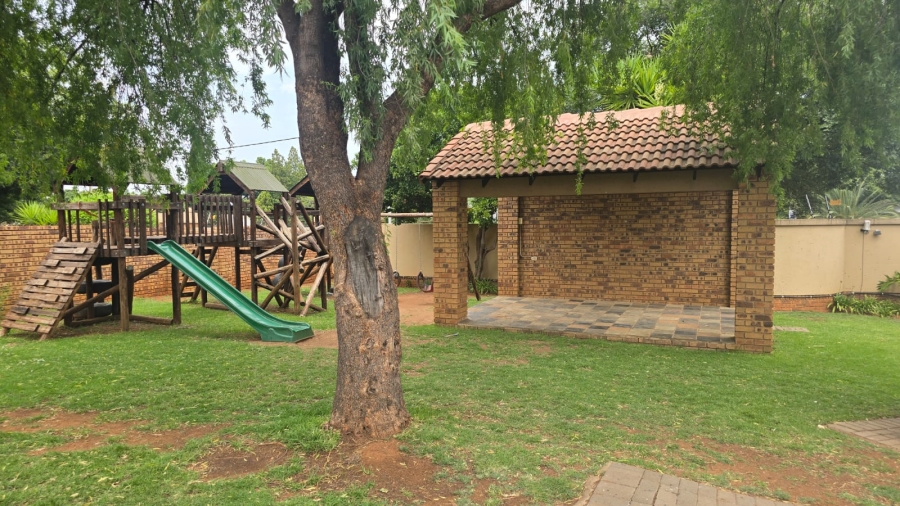 To Let 2 Bedroom Property for Rent in Die Hoewes Gauteng