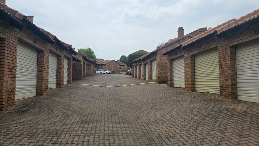 To Let 2 Bedroom Property for Rent in Die Hoewes Gauteng