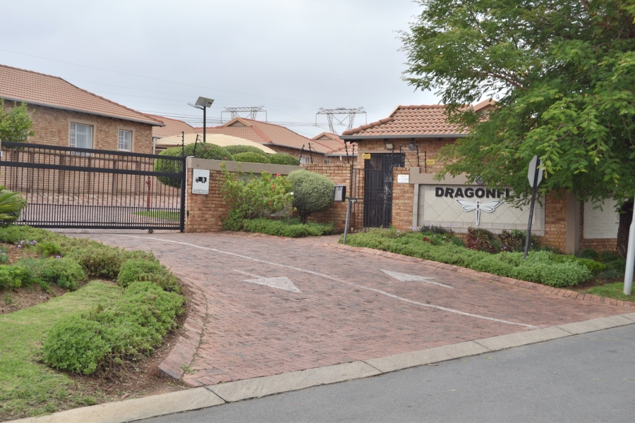 3 Bedroom Property for Sale in Kosmosdal Gauteng