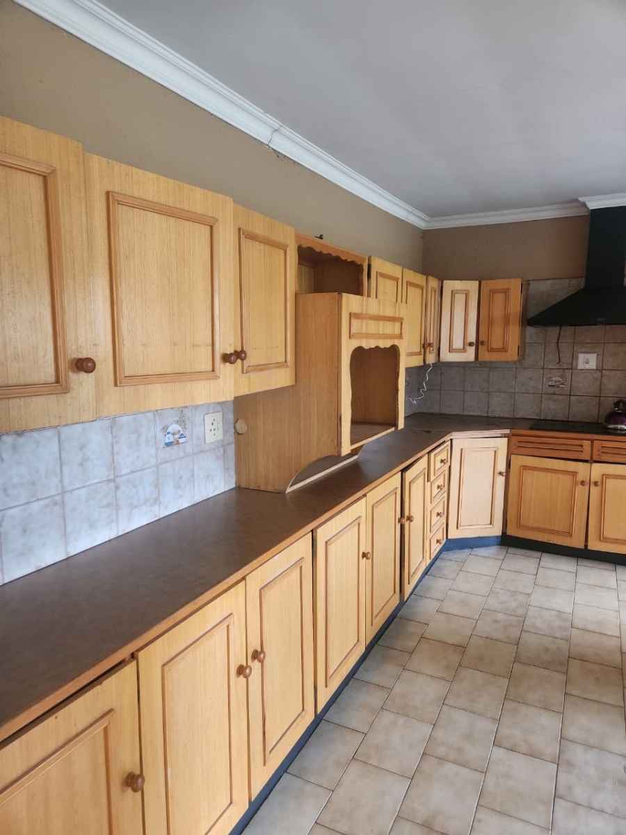 4 Bedroom Property for Sale in Glen Austin Gauteng