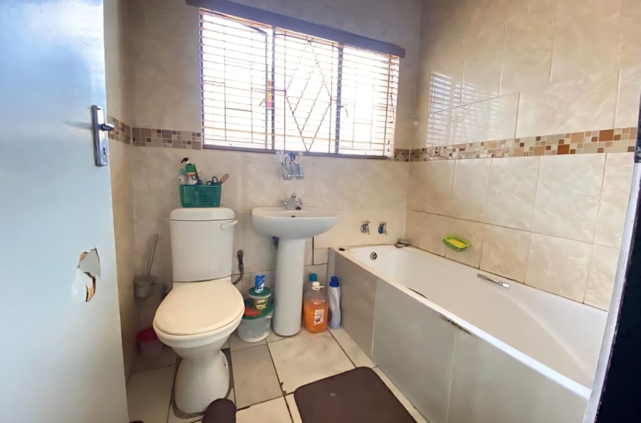 5 Bedroom Property for Sale in Ebony Park Gauteng