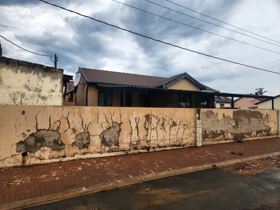 5 Bedroom Property for Sale in Ebony Park Gauteng