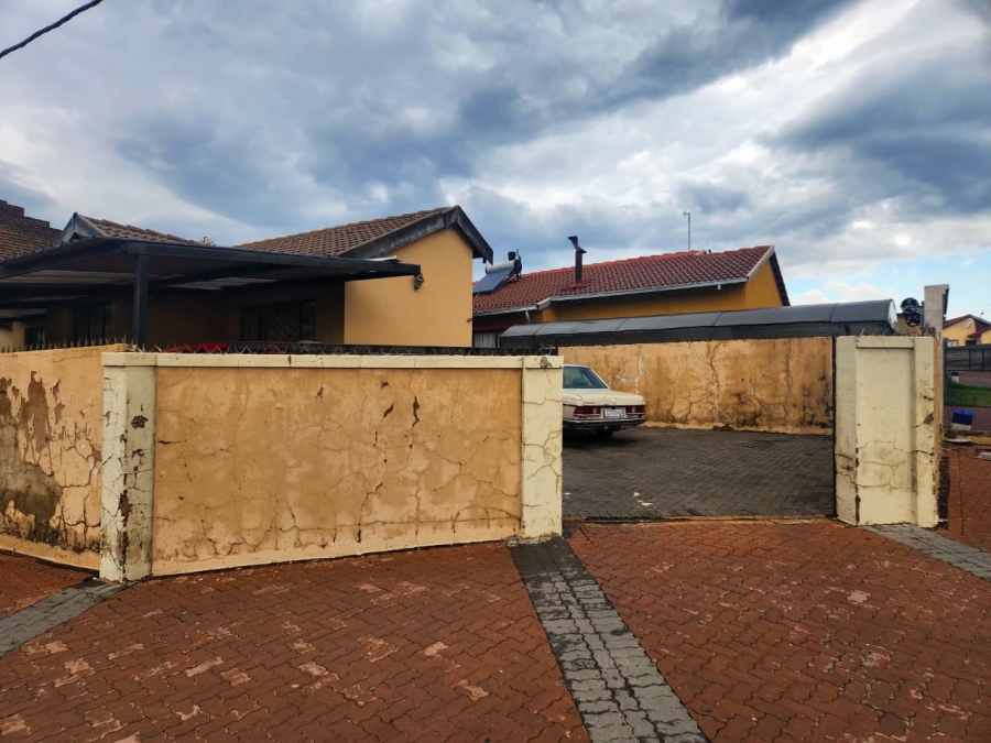 5 Bedroom Property for Sale in Ebony Park Gauteng