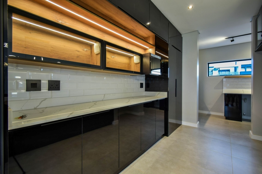 5 Bedroom Property for Sale in Midstream Heights Gauteng