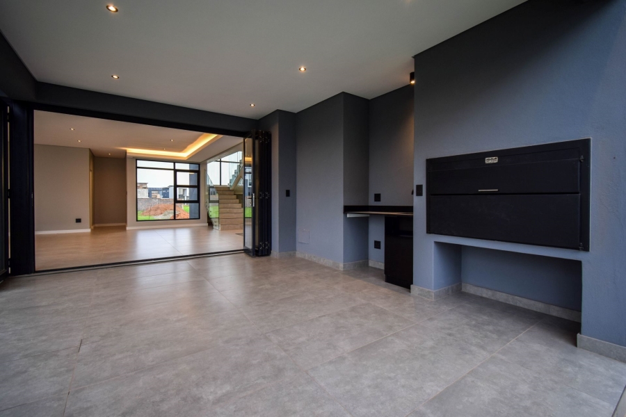 5 Bedroom Property for Sale in Midstream Heights Gauteng