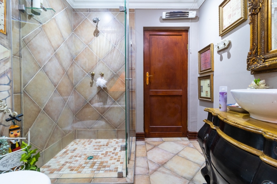 6 Bedroom Property for Sale in Alberante Gauteng