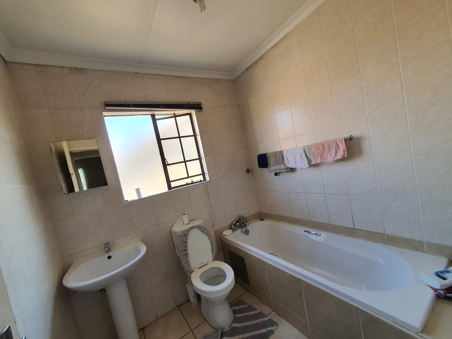 To Let 3 Bedroom Property for Rent in Albemarle Gauteng