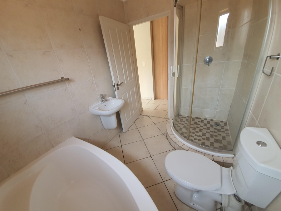 To Let 3 Bedroom Property for Rent in Glen Marais Gauteng