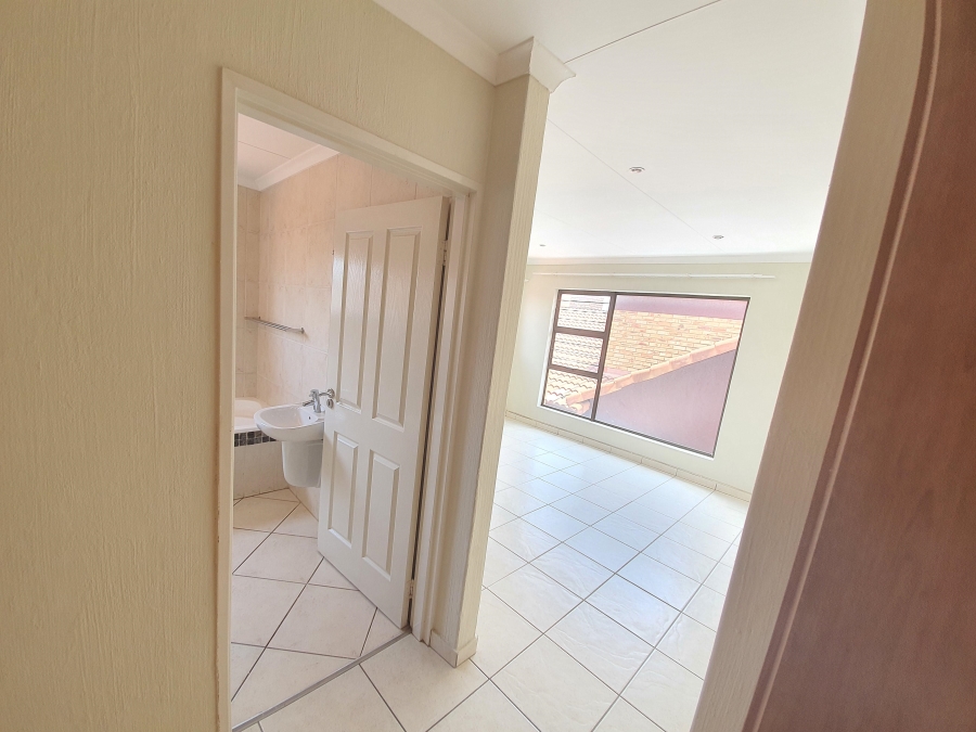 To Let 3 Bedroom Property for Rent in Glen Marais Gauteng