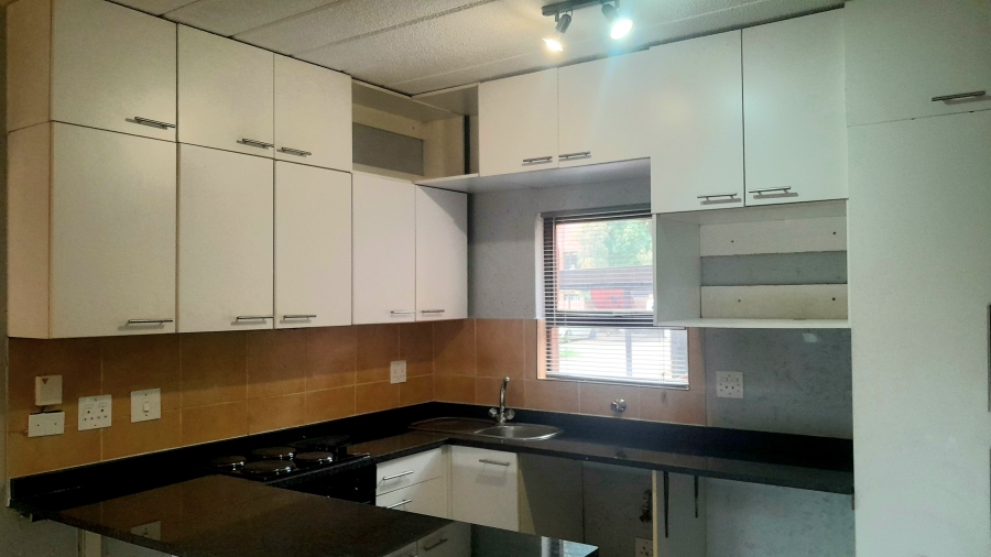 To Let 1 Bedroom Property for Rent in Magaliessig Gauteng