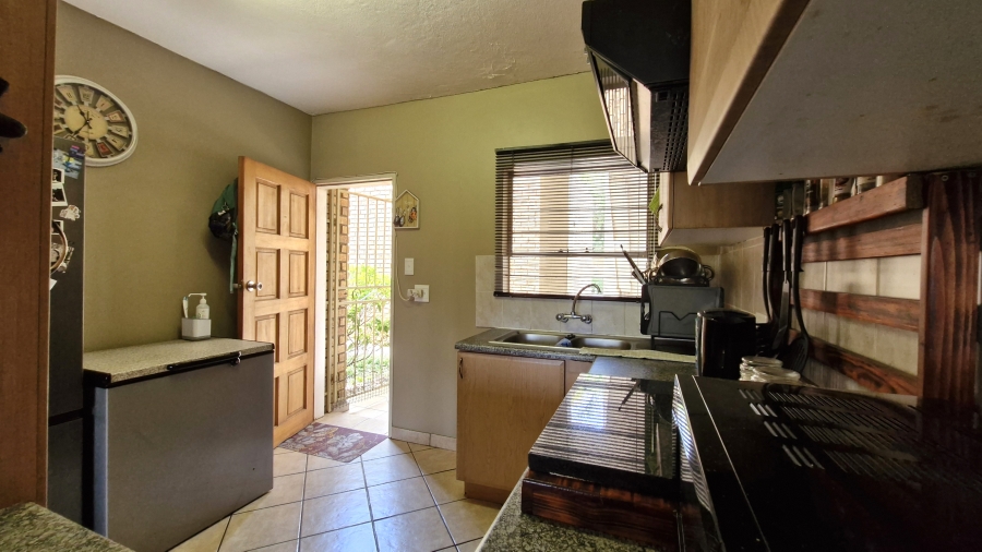 2 Bedroom Property for Sale in Rooihuiskraal North Gauteng