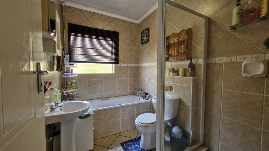 2 Bedroom Property for Sale in Rooihuiskraal North Gauteng