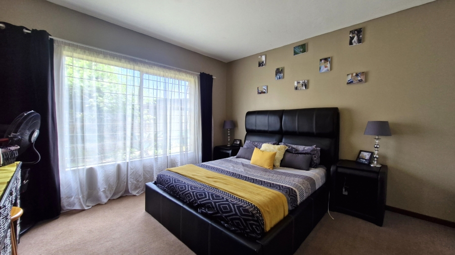 2 Bedroom Property for Sale in Rooihuiskraal North Gauteng