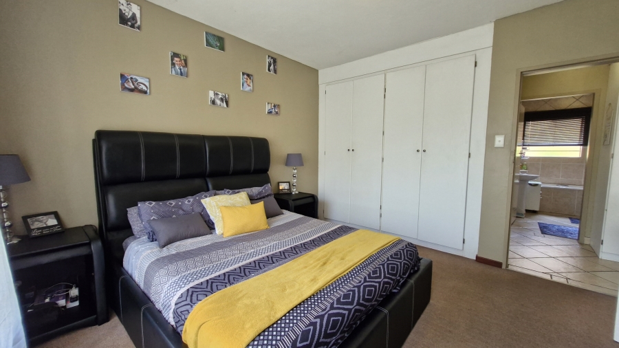 2 Bedroom Property for Sale in Rooihuiskraal North Gauteng