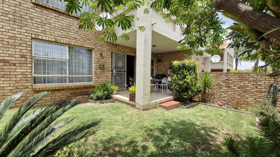 2 Bedroom Property for Sale in Rooihuiskraal North Gauteng