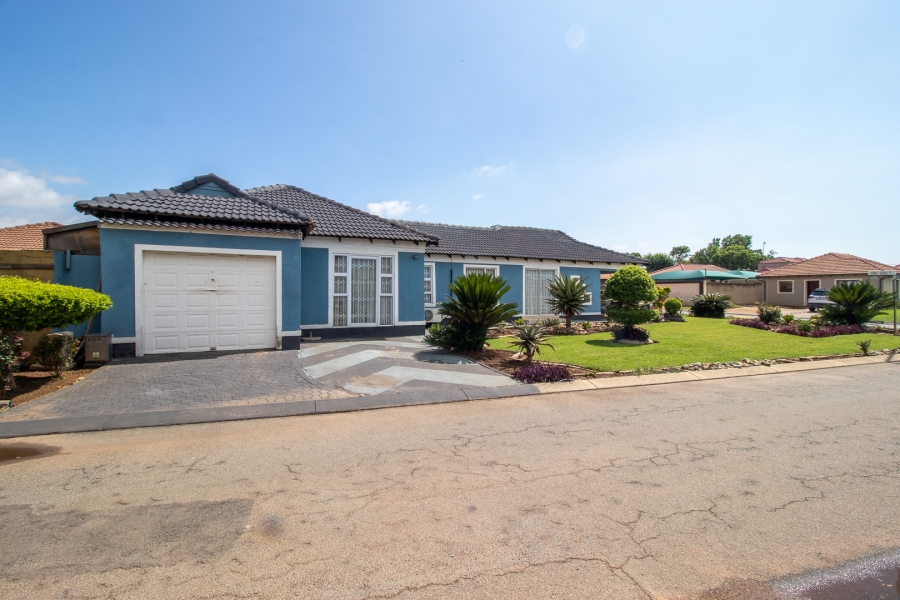 4 Bedroom Property for Sale in Alveda Park Gauteng