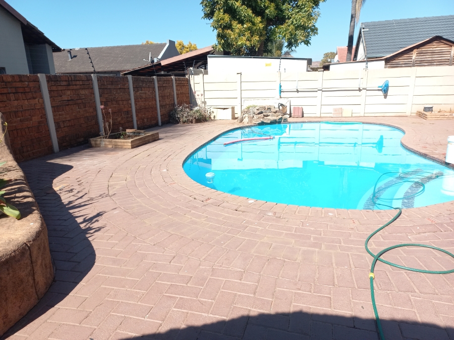 3 Bedroom Property for Sale in Dorandia Gauteng