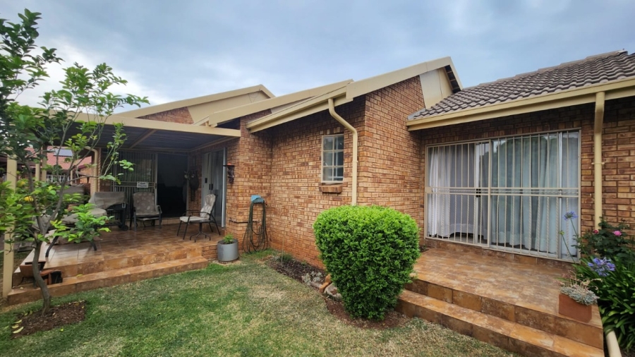 3 Bedroom Property for Sale in Rooihuiskraal North Gauteng