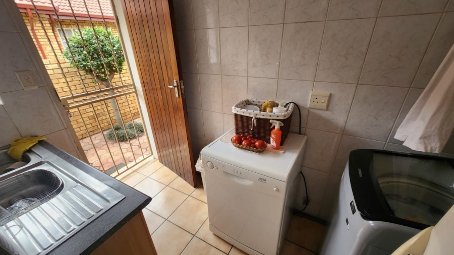 3 Bedroom Property for Sale in Rooihuiskraal North Gauteng