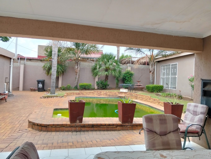 4 Bedroom Property for Sale in Linmeyer Gauteng