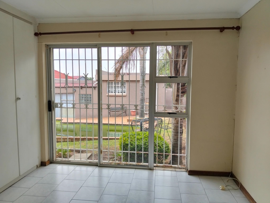 4 Bedroom Property for Sale in Linmeyer Gauteng