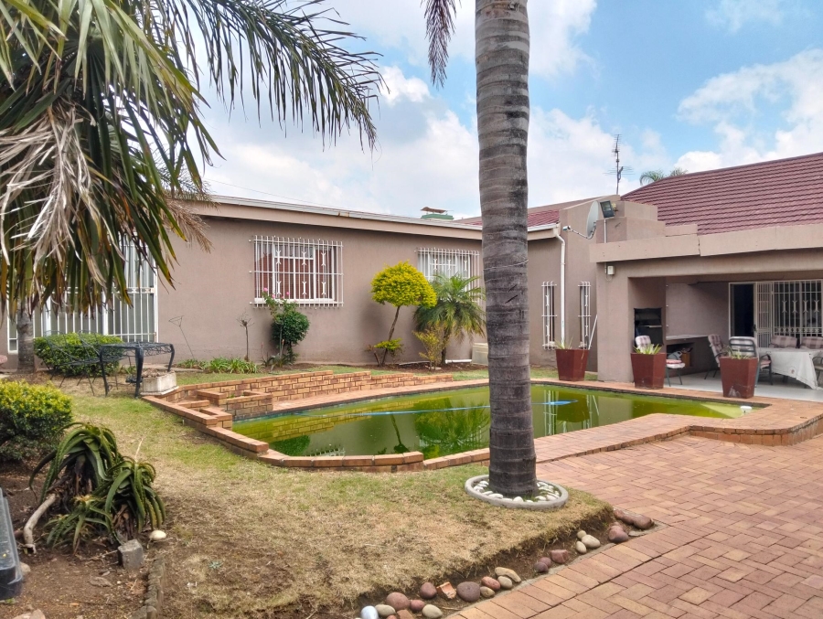 4 Bedroom Property for Sale in Linmeyer Gauteng