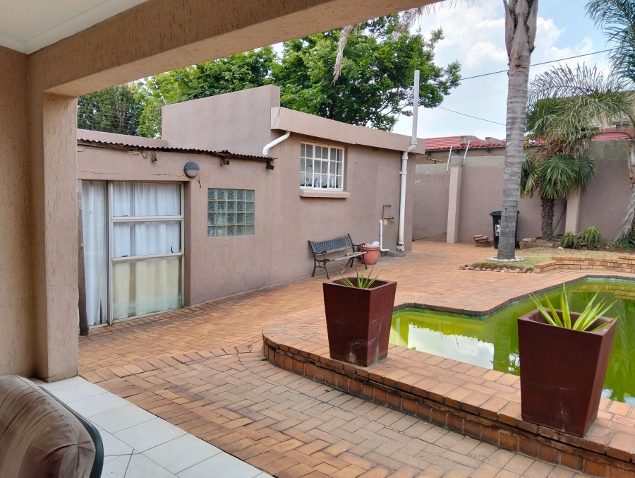 4 Bedroom Property for Sale in Linmeyer Gauteng