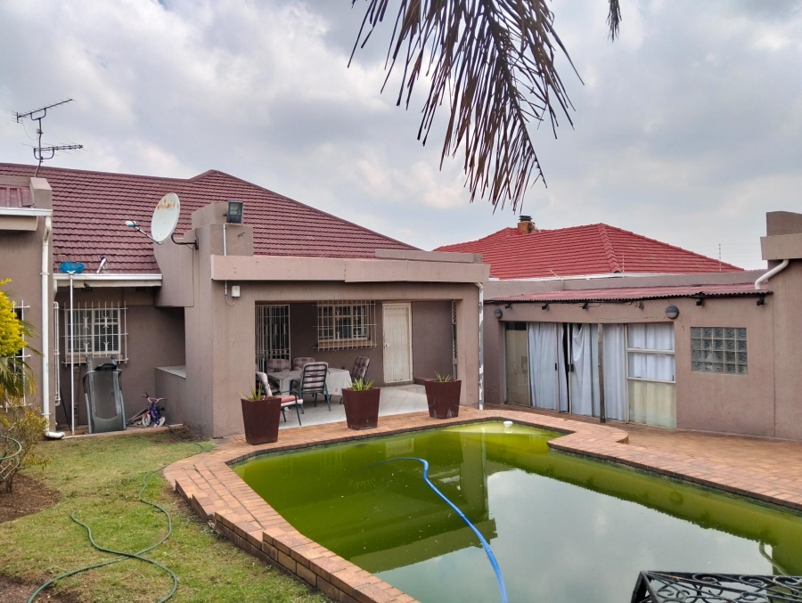 4 Bedroom Property for Sale in Linmeyer Gauteng