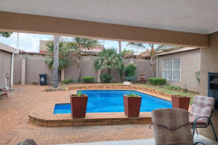 4 Bedroom Property for Sale in Linmeyer Gauteng